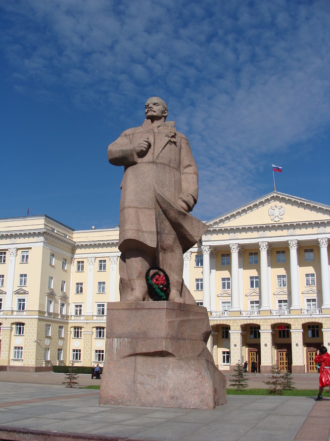 «Памятник Ленину на центральной площади»