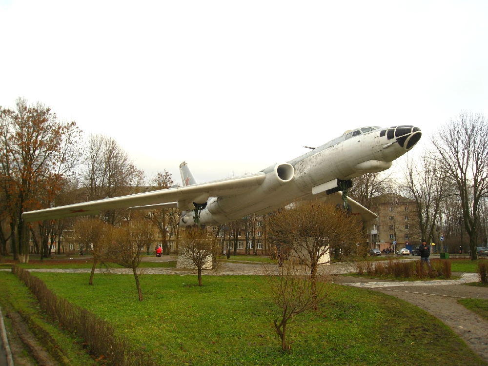 «Памятник самолёт»