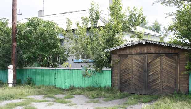 «Дом и гараж, вид с улицы»